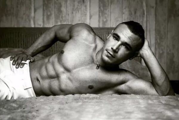 Bryan strip tease homme