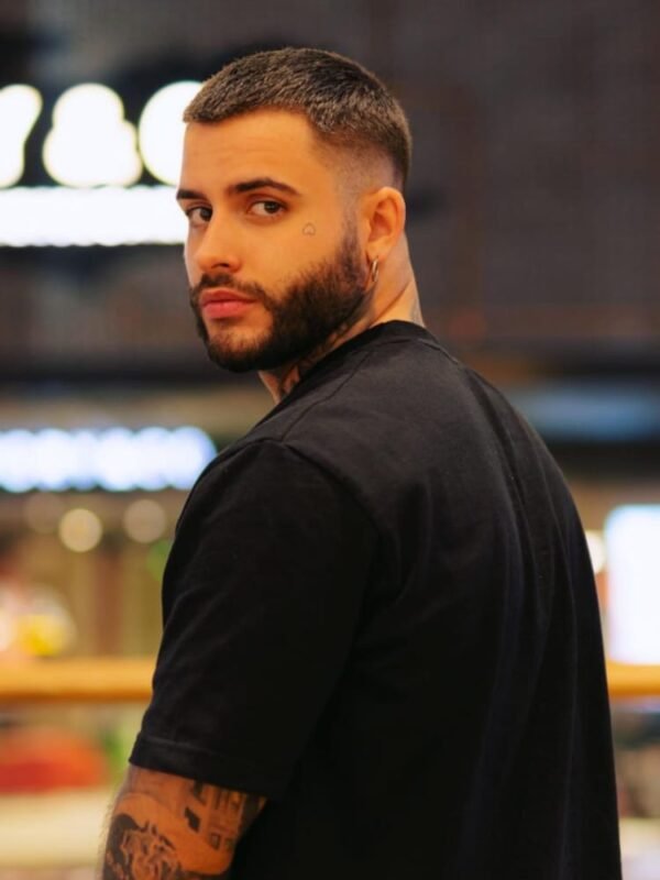 Roman stripteaseur paris