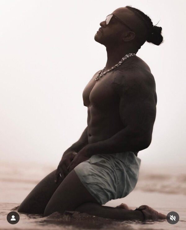 Ash stripteaser