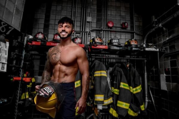 Enzo stripteaseur 77