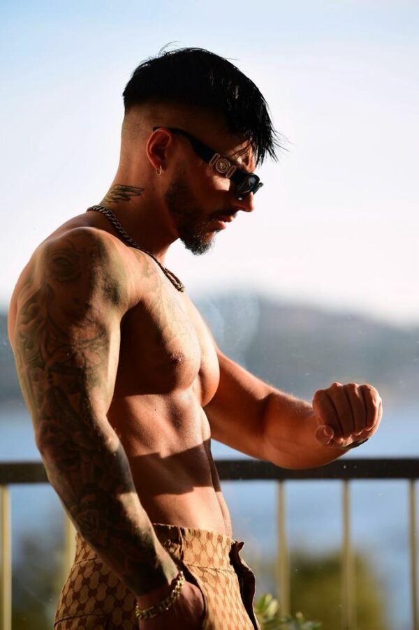 Enzo stripteaseur paris EVJF