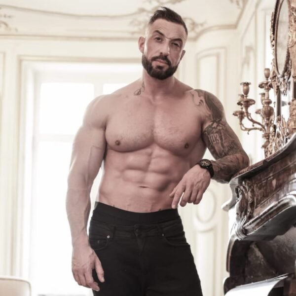 Greg strip tease paris 75