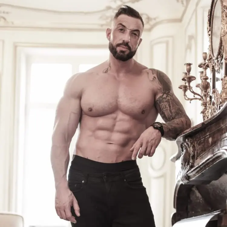 Greg strip tease paris 75