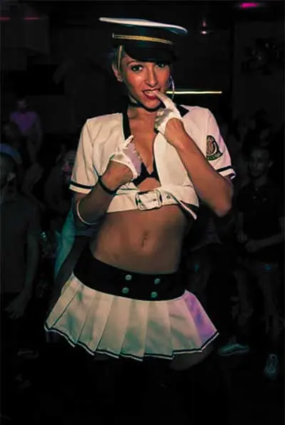 Hôtesse de l’air Chic et Sexy pour un Strip-Tease à Domicile à Paris