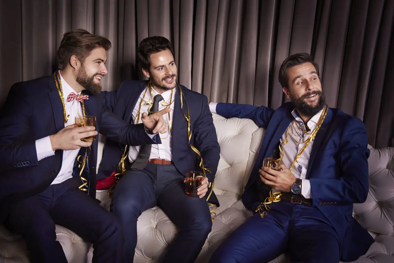 L’enterrement de vie de garçon est un tradition qui précède le mariage et qui donne l’occasion aux amis du futur marié de s’éclater une dernière fois avant le grand saut.