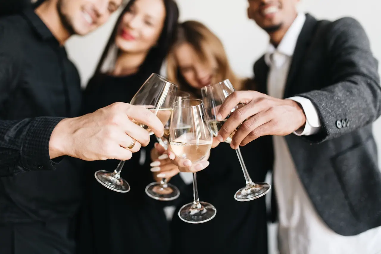 Pour quelles occasions un striptease en entreprise fonctionne le mieux ? Striptease en entreprise pour Pot de départ, Départ en retraite, Anniversaire, Afterwork privé