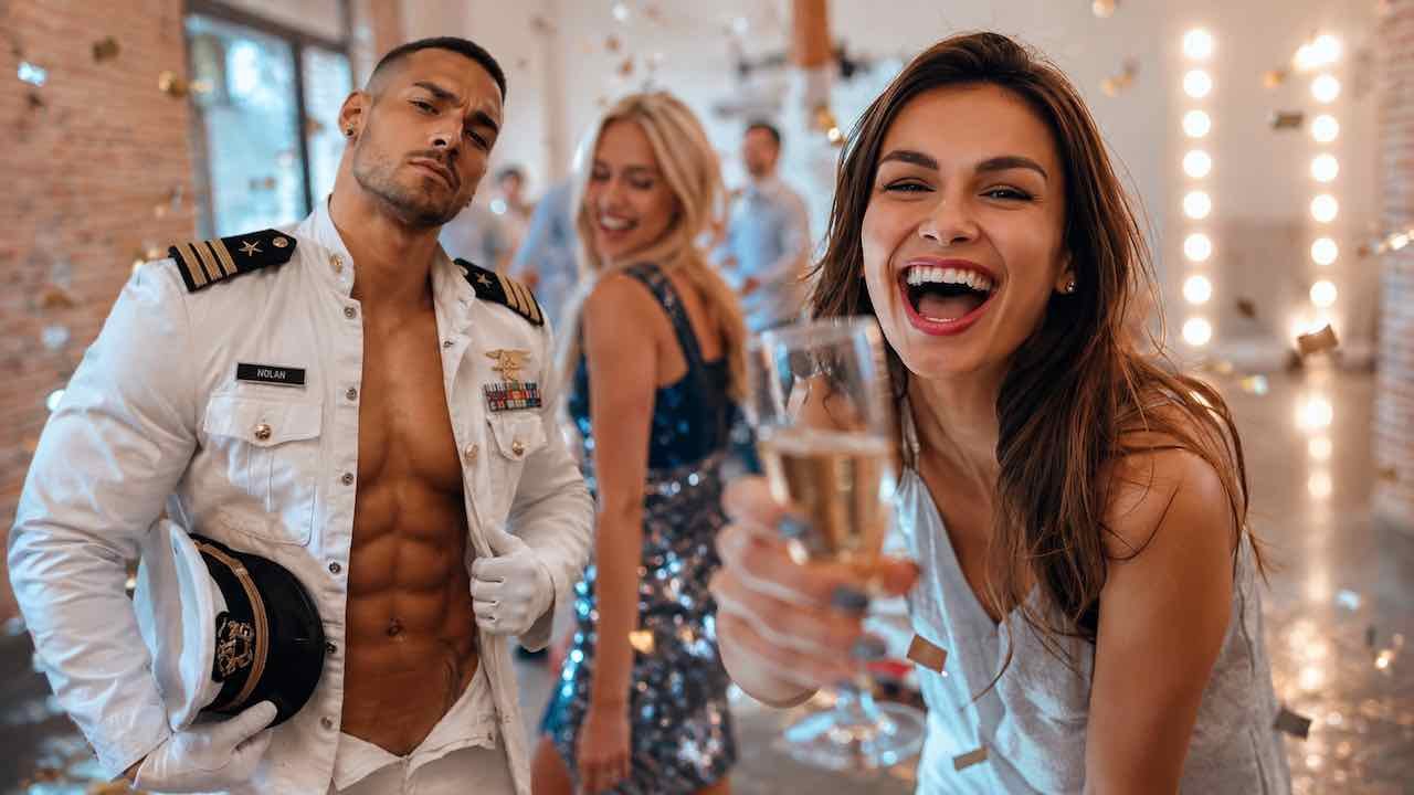 Striptease à Domicile Paris - Réservez votre show privé Striptease à domicile Paris dans un appartement privé