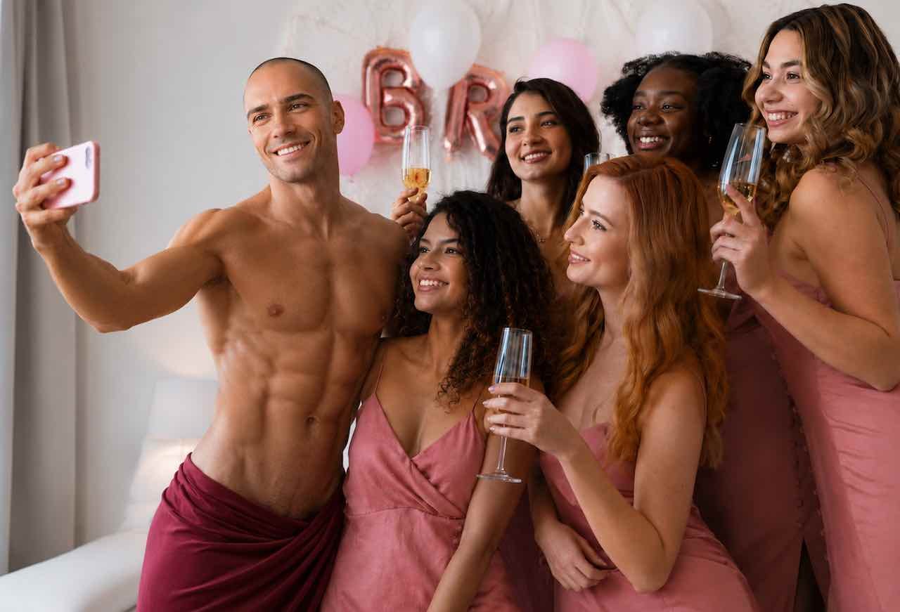 Un enterrement de vie de jeune fille à Paris sans striptease ? Impossible !