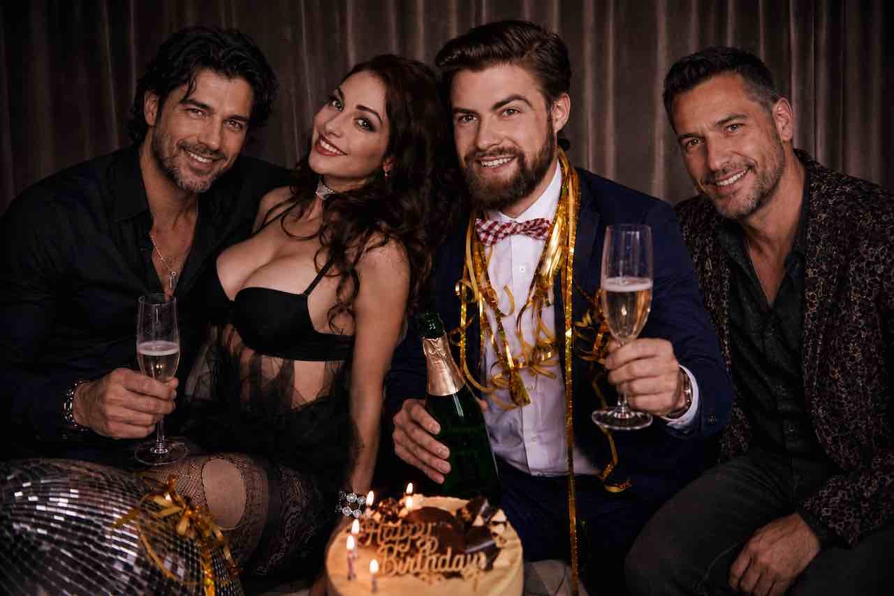 Striptease à domicile EVG Paris avec artiste en show privé
